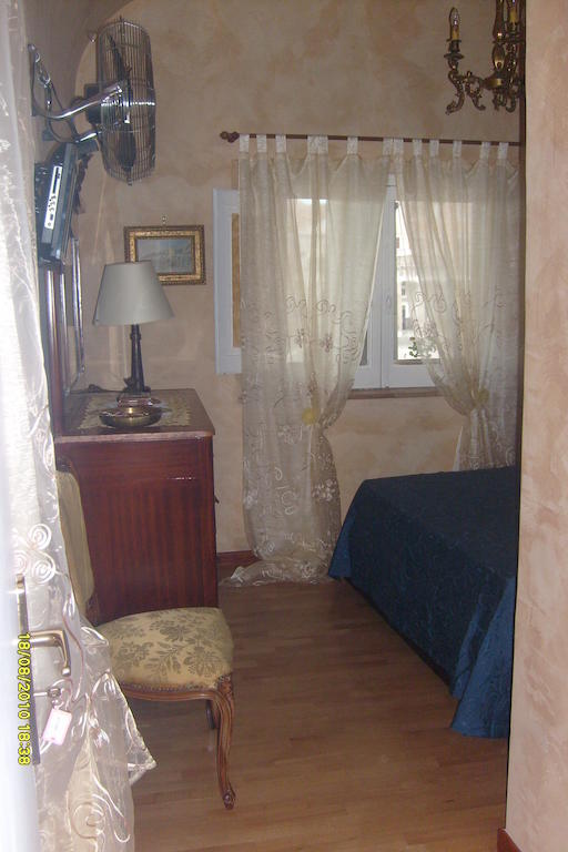 B&B Carolina Plebiscito R. Neapol Pokoj fotografie